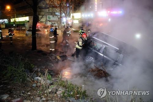 온수 배관 파열로 함몰한 도로에 추락한 차