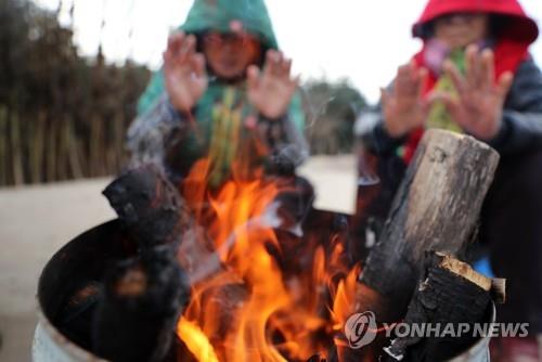 불 쬐는 상인들