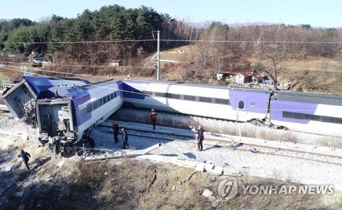탈선한 강릉선 KTX 열차