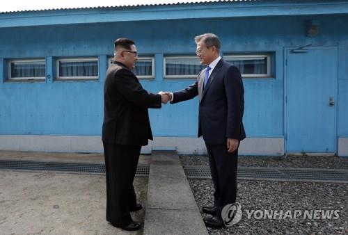 판문점 군사분계선에서 두 정상의 악수
