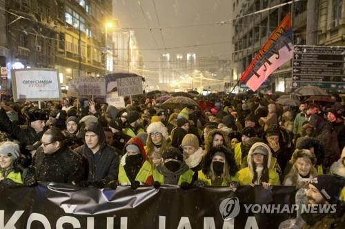 15일 밤(현지시간) 세르비아 베오그라드에서 노란조끼를 입고 반정부 시위를 벌이고 있는 시민들 [AP=연합뉴스] 