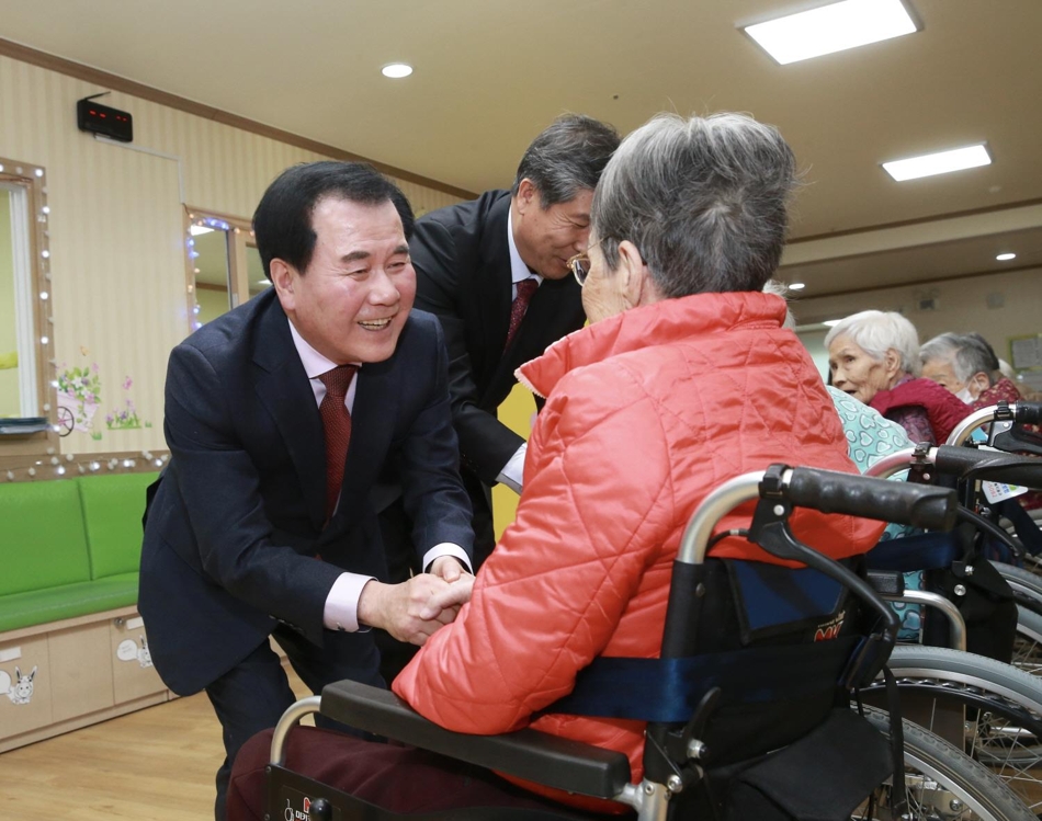 사회복지시설 찾은 김지철 충남교육감