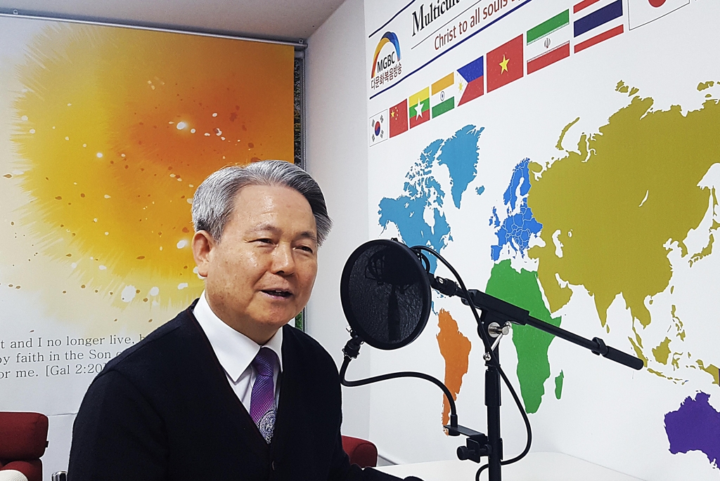 김덕겸 목사가 다문화복음방송 스튜디오에서 설교 방송을 제작하고 있다. 