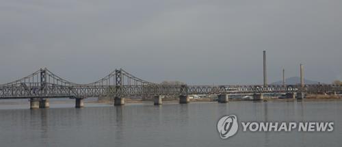중국 단둥에서 바라본 북한 신의주 굴뚝 시설