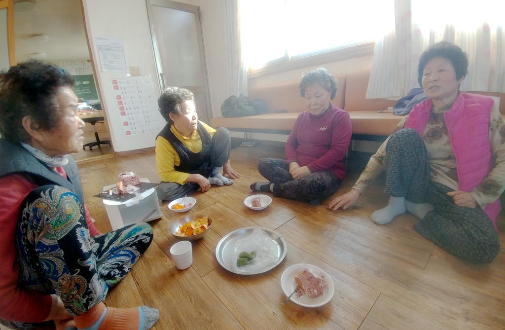 무주지 정책에 관해 얘기하는 만대리 주민들