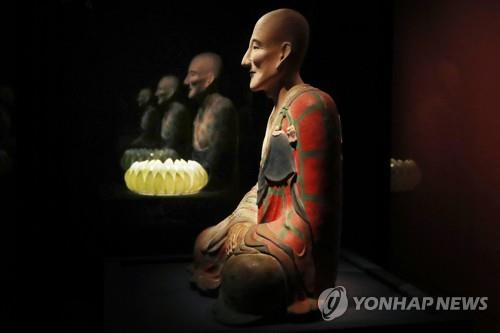 희랑대사좌상 옆 비워둔 북한 왕건상 자리