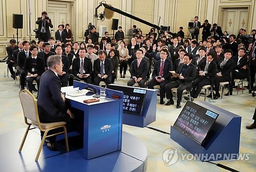 대통령 앞에 놓인 두 대의 프롬프터