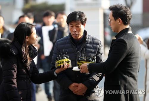 질문받는 '가이드 폭행' 박종철 의원