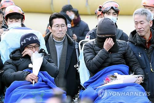눈물 흘리는 파인텍 노동자 (서울=연합뉴스) 김주성 기자 = 파인텍 노사 협상이 6차 교섭 끝에 극적으로 타결된 11일 파인텍 노동자인 홍기탁, 박준호(왼쪽) 씨가 서울 양천구 서울에너지공사 75m 높이 굴뚝에서 426일째 농성을 끝내고 내려와 조합원들을 만나 눈물을 흘리고 있다. 2019.1.11 utzza@yna.co.kr(끝)