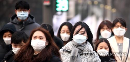 '거부할 수 없는 마스크' (서울=연합뉴스) 김주성 기자 = 고농도 미세먼지가 기승을 부리면서 수도권을 포함한 전국 곳곳에 미세먼지 비상저감조치가 시행된 14일 오전 서울 광화문 네거리에서 출근길에 오른 시민들이 마스크를 쓰고 횡단보도를 건너고 있다. 2019.1.14 utzza@yna.co.kr(끝)
