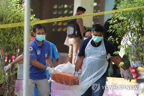 10일 남부 빠따니주 학교에서 발생한 총격 테러 사망자 시신을 옮기는 의료진