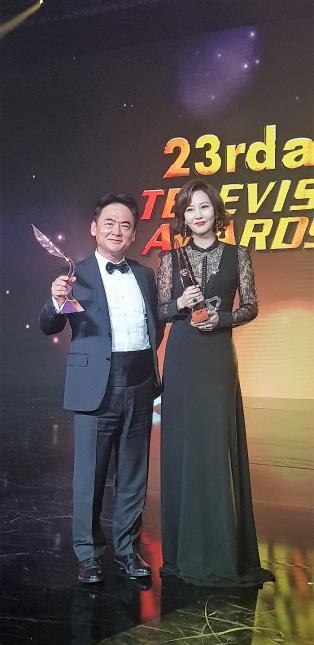 김용달 JTBC 부사장(왼쪽)과 배우 김남주