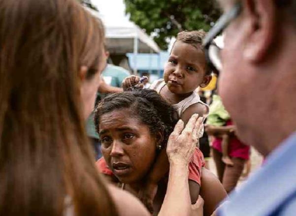 브라질 정부 관계자들이 베네수엘라 난민들을 면담하고 있다. [브라질 일간 폴랴 지 상파울루]