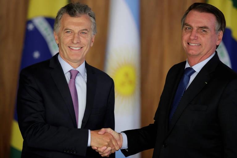 지난 16일(현지시간) 브라질리아에서 만난 자이르 보우소나루 브라질 대통령(오른쪽)과 마우리시오 마크리 아르헨티나 대통령이 악수하고 있다. [브라질 뉴스포털 UOL]