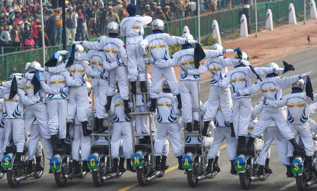 (뉴델리 AFP=연합뉴스) 23일(현지시간) '공화국의 날' 행사 리허설에서 국경수비대 소속 장병들이 오토바이 위에서 균형을 잡고 있다.