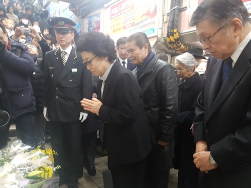 헌화대 앞에서 어머니 신윤찬 씨가 두 손 모아 아들의 명복을 빌고 있다.