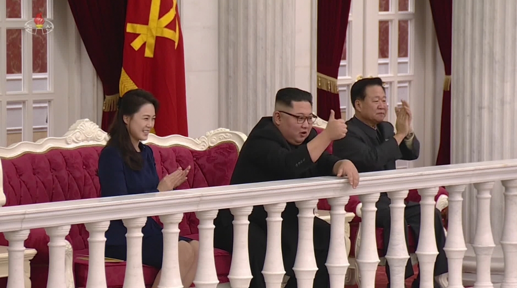 '우리의 국기' 공연에 엄지손가락 치켜든 김정은