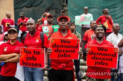 13일(현지시간) 남아프리카공화국 요하네스버그에서 노동자들이 높은 실업률에 항의하며 안정적인 일자리를 요구하는 시위를 벌이고 있다. [AFP=연합뉴스]