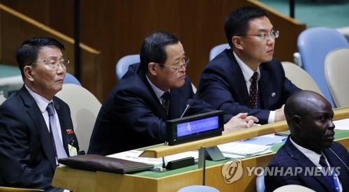 문재인 대통령 연설 경청하는 북한대표부