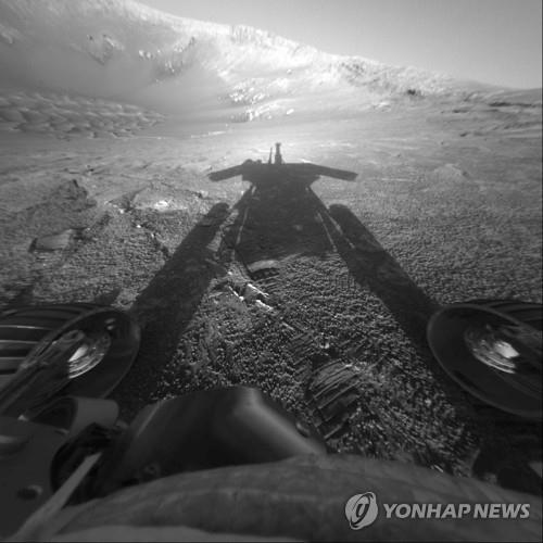 인듀어런스 충돌구에 있을 때 찍은 오퍼튜니티호 본체와 그림자