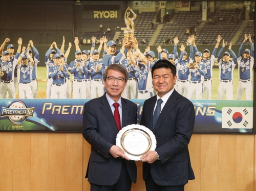 정운찬 KBO 총재(왼쪽)와 강호찬 넥센타이어 대표이사