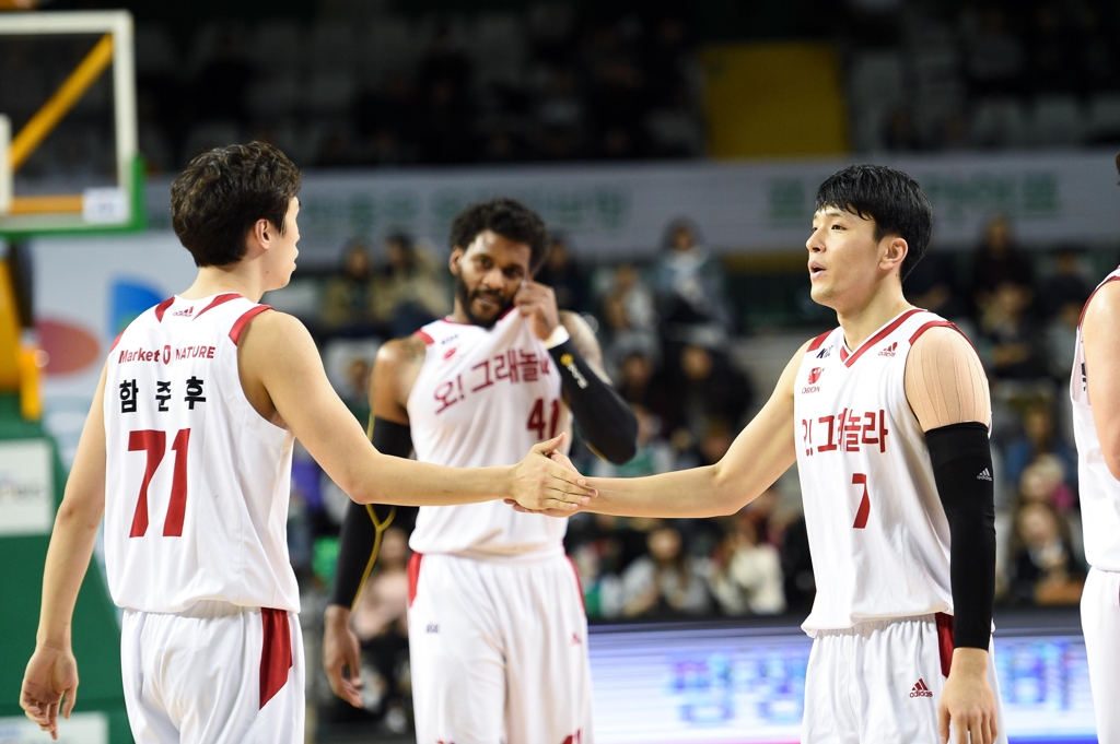 승리를 자축하는 오리온 선수들.