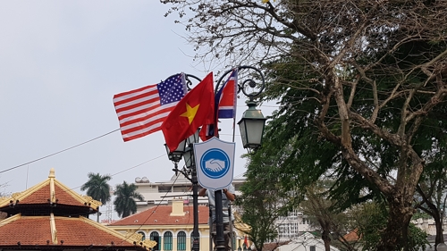 애초 하노이 시내에 걸렸던 3국 국기와 정상회담 엠블럼