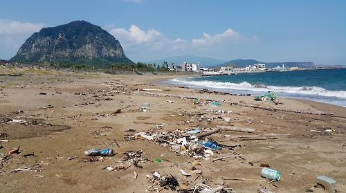 제주 서귀포시 사계 해안에 떠밀려온 해양쓰레기