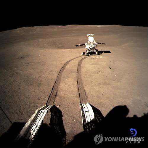 세계 최초로 달 뒤편에 착륙한 중국 창어 4호에서 분리된 탐사로봇 위투(옥토끼) 2호