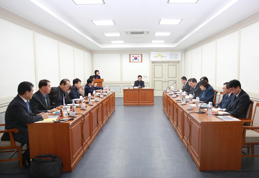 대표 축제 개발 위해 토론하는 대구 서구청 관계자들
