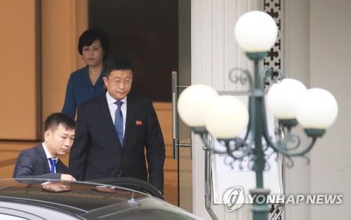 영빈관 나서는 김혁철-김성혜