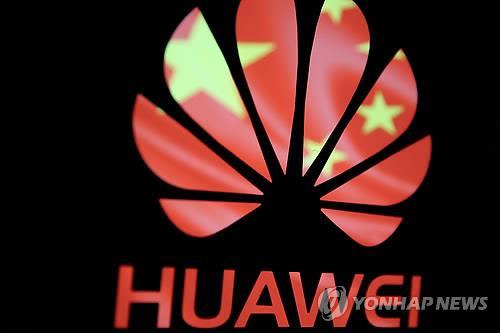 중국 국기 위로 보이는 통신장비업체 화웨이 로고의 3D(3차원) 이미지. [로이터=연합뉴스]