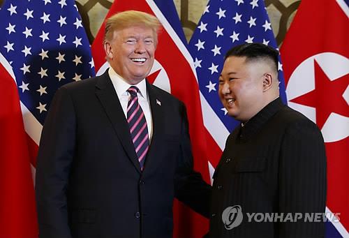 260일 만에 만나 활짝 웃는 트럼프-김정은