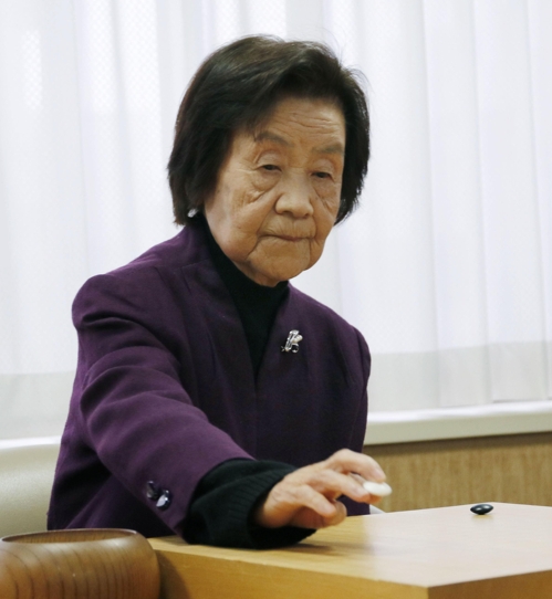 38회 여류혼인보전 본선 토너먼트 첫 대국에서 스기우치 8단이 돌을 놓고 있다