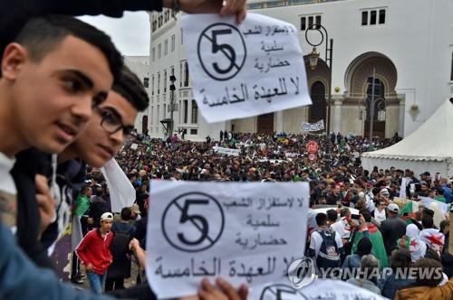 8일 알제리 알제에서 부테플리카 대통령의 5선에 반대하는 시위가 열리고 있다.