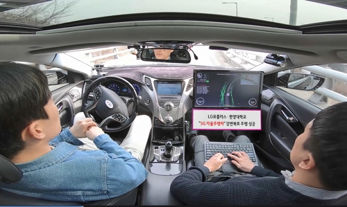 LG유플러스 모델이 5G 자율주행차 'A1' 탑승 시연을 하는 모습 [LGU+ 제공]