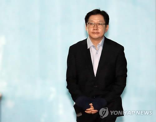 김경수 법정구속(서울=연합뉴스) 윤동진 기자 = '드루킹' 댓글 조작 공모 혐의를 받는 김경수 경남지사가 30일 오후 서초구 서울중앙지법에서 열린 선고공판에서 징역 2년의 실형을 선고받고 법정구속된 뒤 호송차로 향하고 있다. mon@yna.co.kr