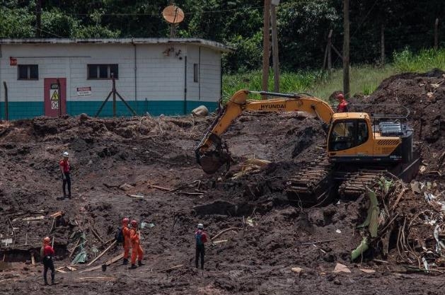 브라질 남동부 미나스 제라이스 주 브루마지뉴 지역에서 일어난 댐 붕괴사고 이후 소방대원들이 실종자 수색작업을 벌이고 있다. [브라질 뉴스포털 UOL] 