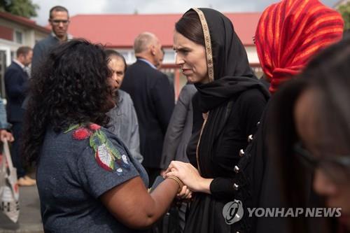 히잡을 쓰고 무슬림 여성을 위로하는 저신다 아던 뉴질랜드 총리[AFP=연합뉴스]