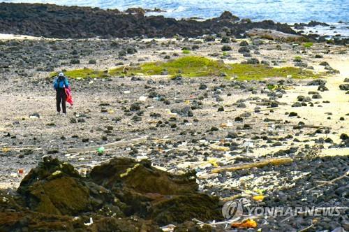 생태계 보고 남미 갈라파고스 해변에 몰려든 각종 쓰레기 