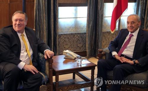 22일 레바논에서 만난 마이크 폼페이오 미 국무장관(좌)과 나비 베르리 의회의장