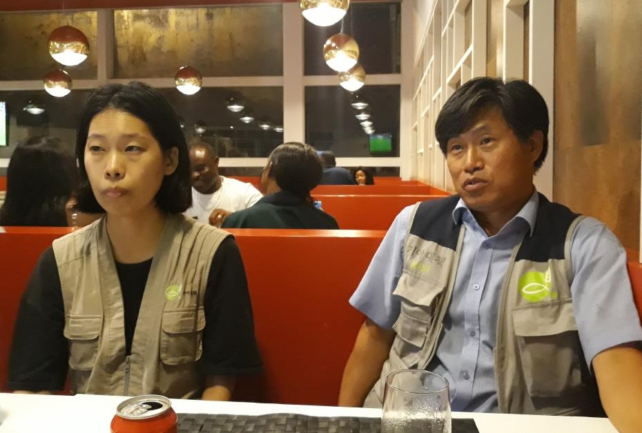 모잠비크 동부 항구도시 베이라의 사이클론 피해지역을 점검한 기아대책의 이상범 목사(오른쪽)와 한유진 간사(왼쪽)