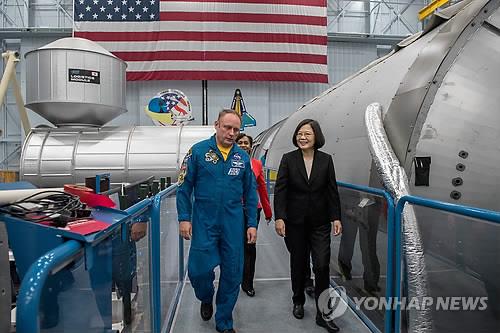 차이잉원 총통의 작년 8월 NASA 방문 모습