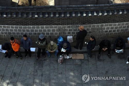 서울 종로구 탑골공원 인근 무료급식소 앞에서 노인들이 음식을 받기 위해 줄지어 기다리고 있다. [연합뉴스 자료사진]