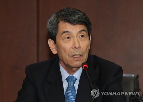 질문에 답하는 이동걸 산업은행 회장