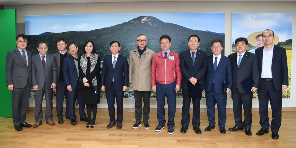 이철우 경북도지사와 경북농식품유통교육진흥원 임원진