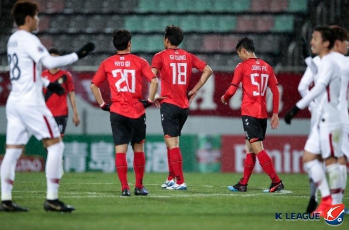 역전패에 허탈해하는 경남FC 선수들