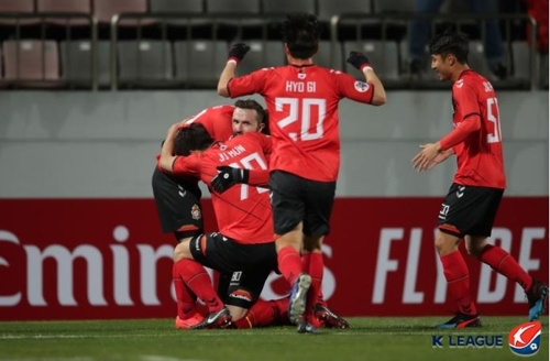 조던 머치의 득점을 기뻐하는 경남FC 선수들