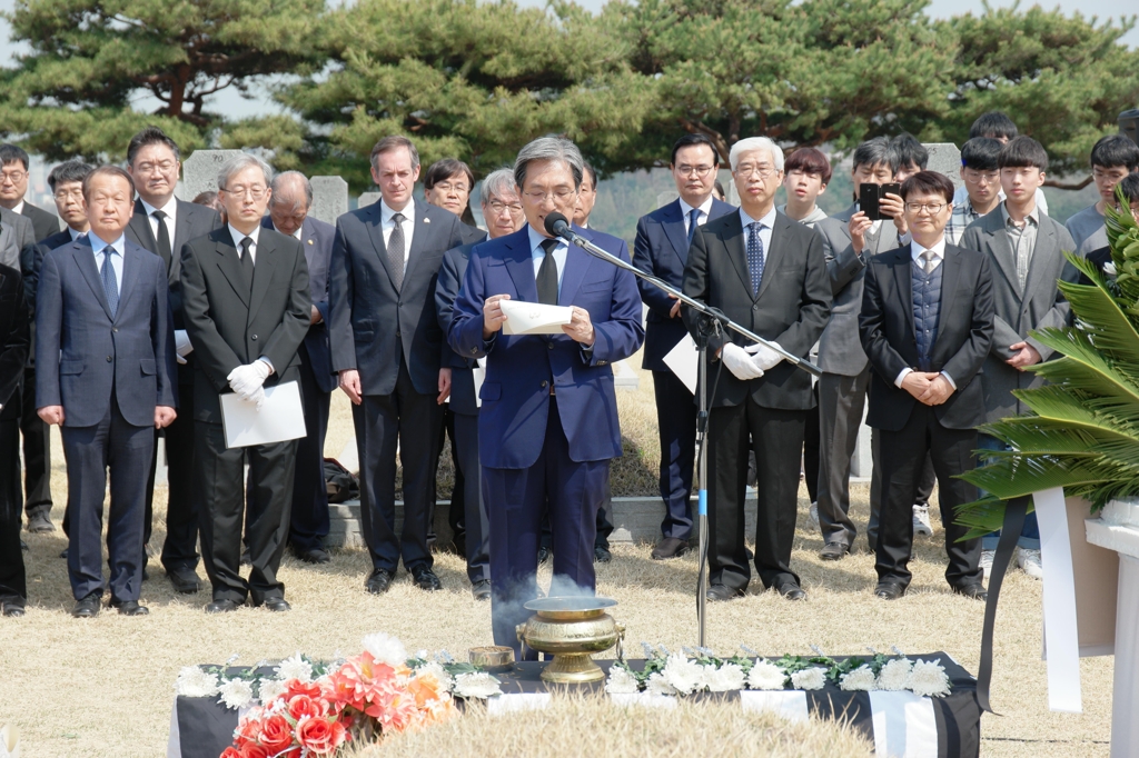 스코필드 박사 추모식에서 문대통령 메시지 읽는 노영민 비서실장