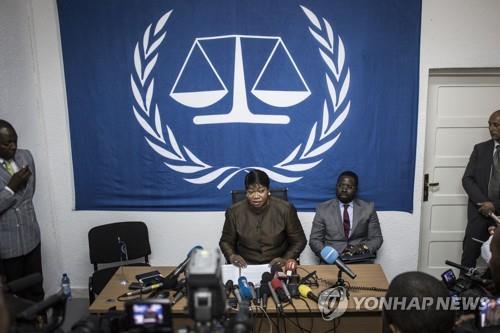 ICC 로고를 뒤에 두고 인터뷰하는 파투 벤수다 ICC 검사장(가운데)